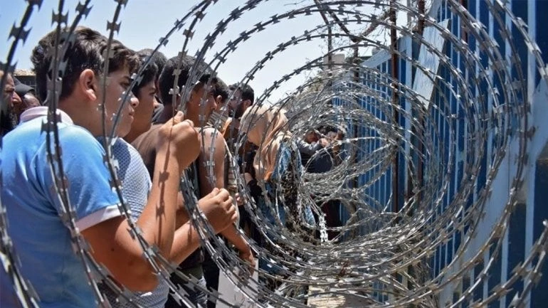 Παραμένουν υπεράριθμοι οι πρόσφυγες στις δομές φιλοξενίας των Ενόπλων Δυνάμεων